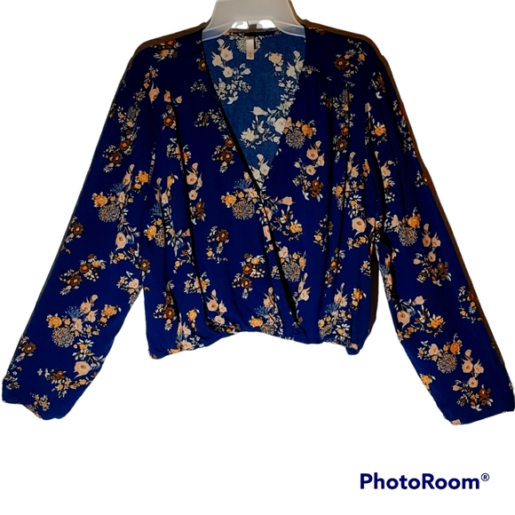 Style&Co Tops - Xhilaration size X beautiful floral crop top. 501